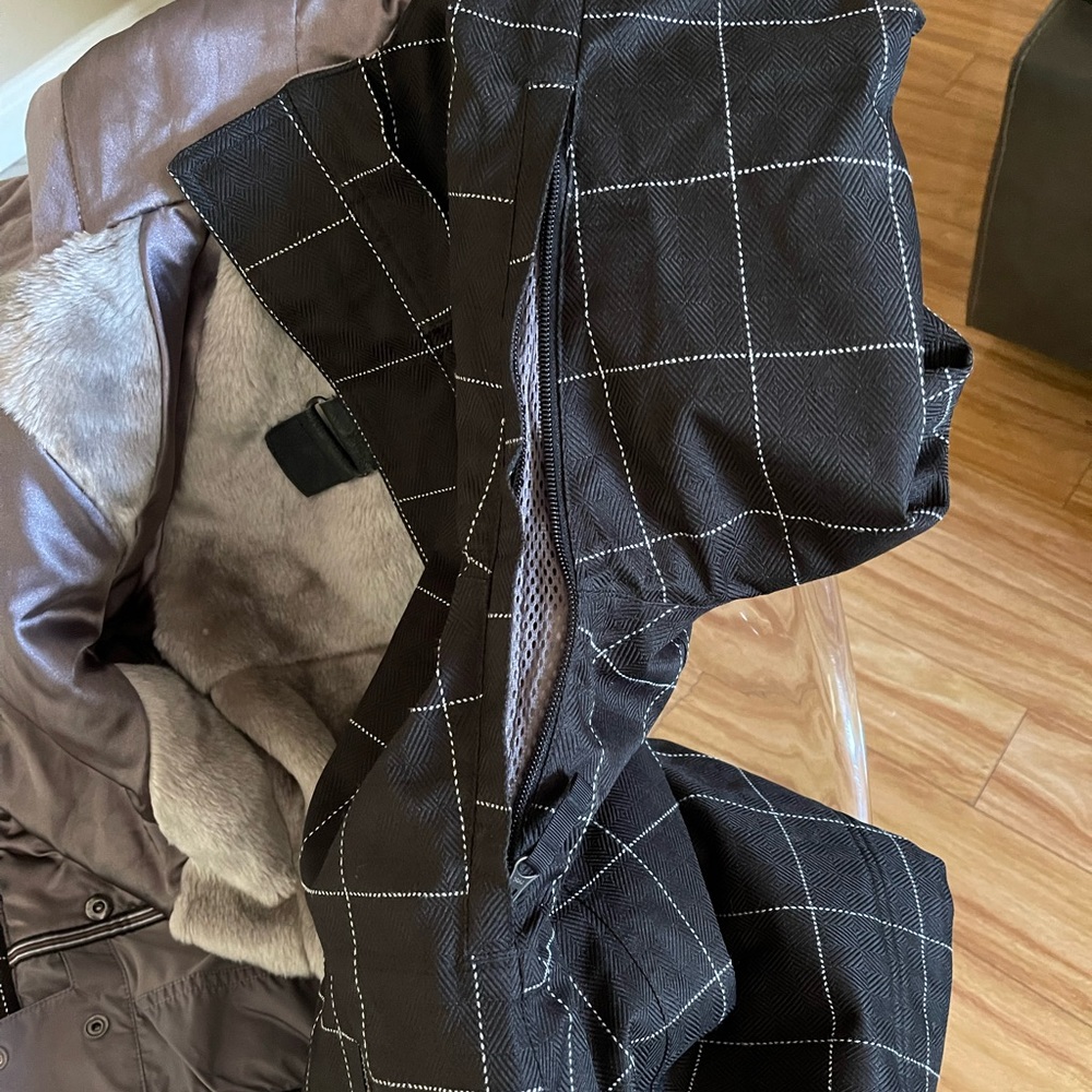 Burton snow jacket size M (runs a bit small) - Picture 6 of 6
